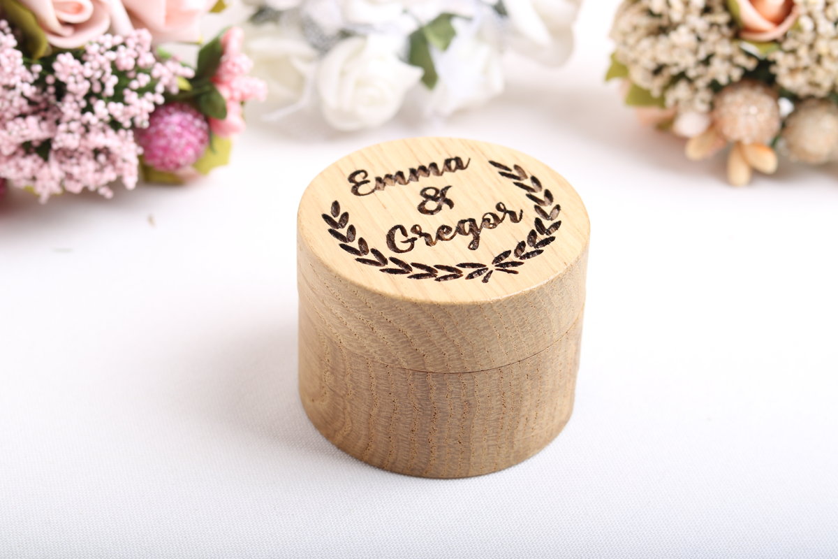 Gredzenu kastīte Jaunā pāra vārdi vainagā